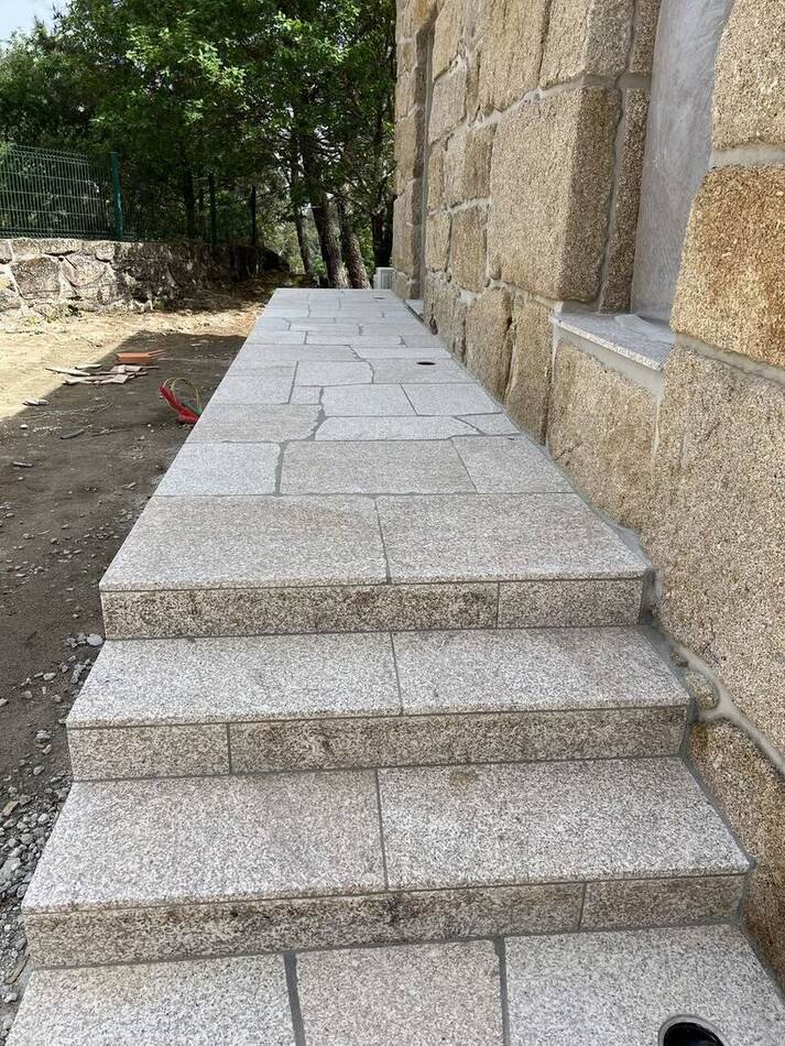 Escadaria e caminho em granito, acabamentos de gama alta em obra Josfreitas
