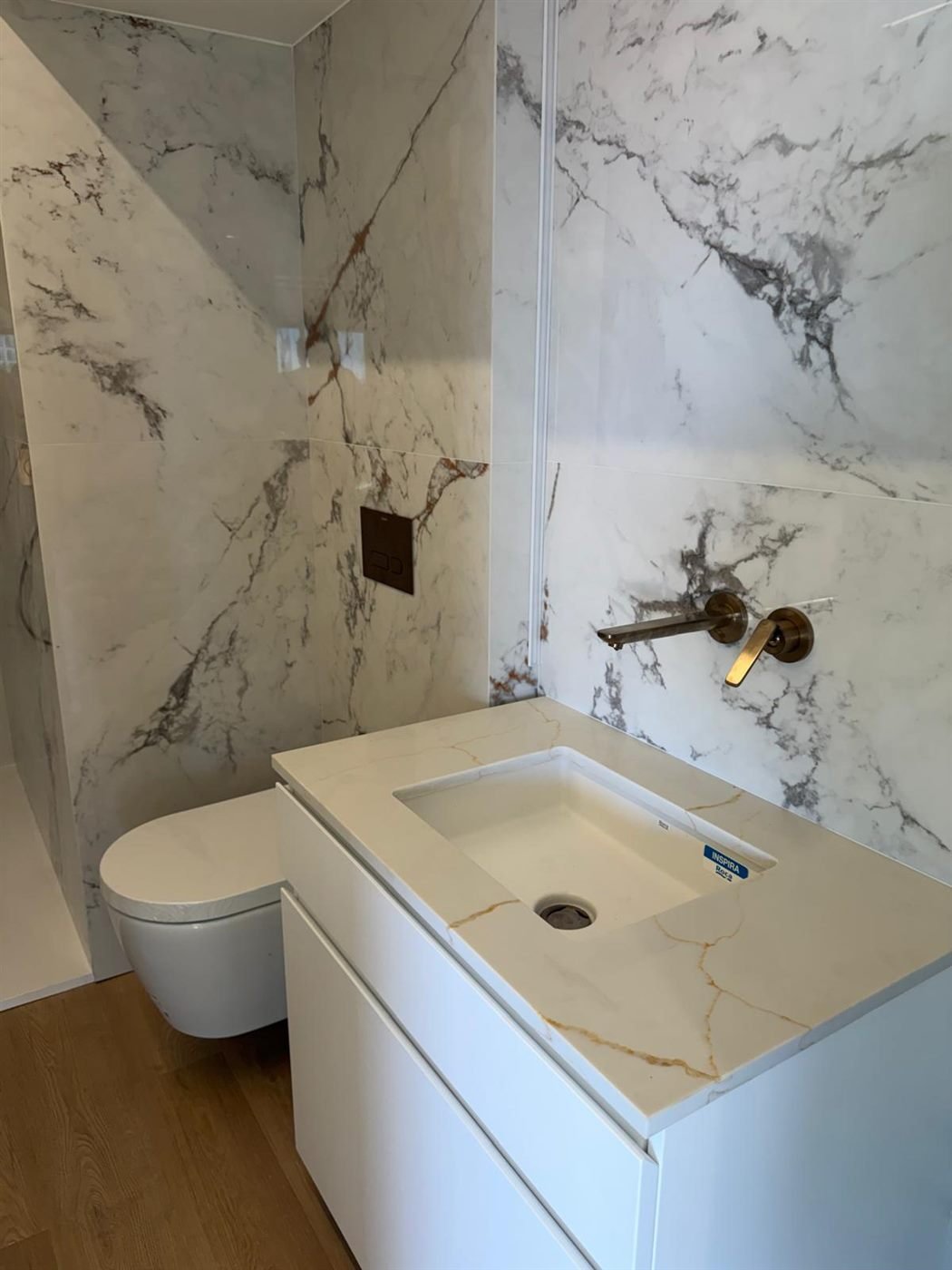 Reabilitação de casa de banho em mármore, apartamento no Algarve