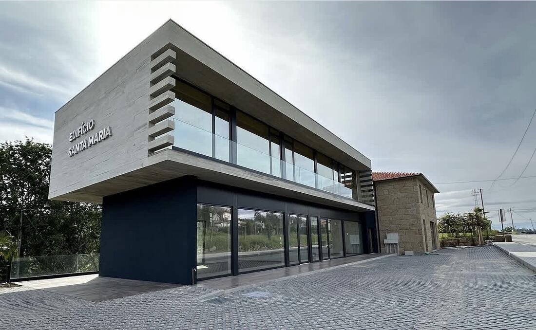 Edifício comercial concluído em Termas de São Vicente, fachada moderna