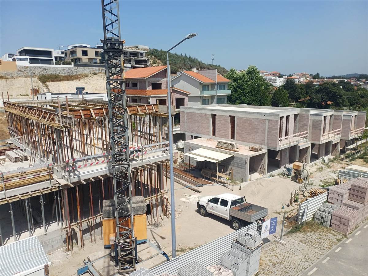 Fachada das moradias em Lousada em fase de alvenaria, com viatura da Josfreitas