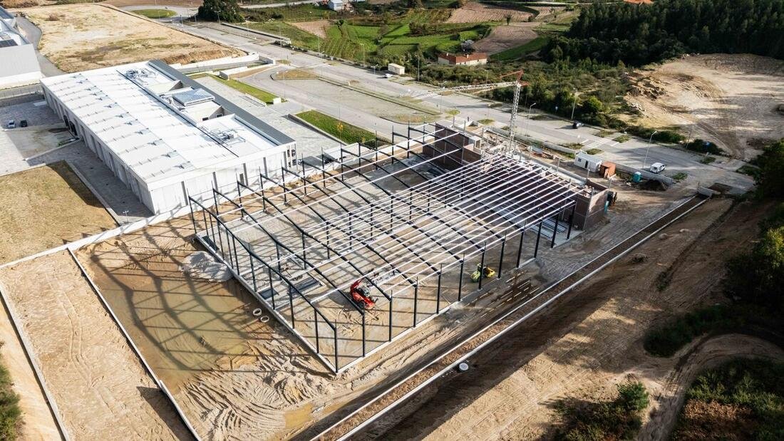 Pavilhão industrial em construção em Penafiel, vista aérea