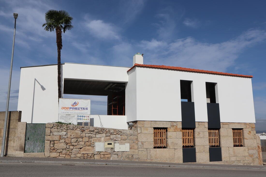 Edifício para espaço de restauração concluído em Penafiel, com placa Josfreitas Construções