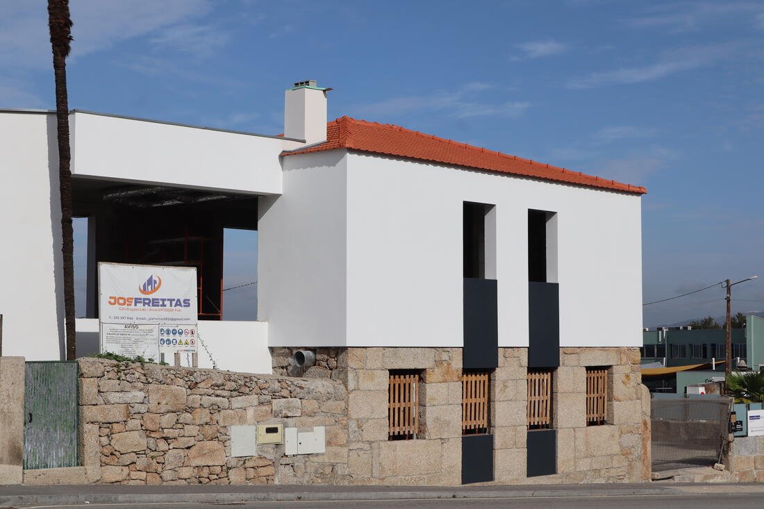 Fachada de espaço de restauração em Penafiel, acabamento em pedra e reboco branco