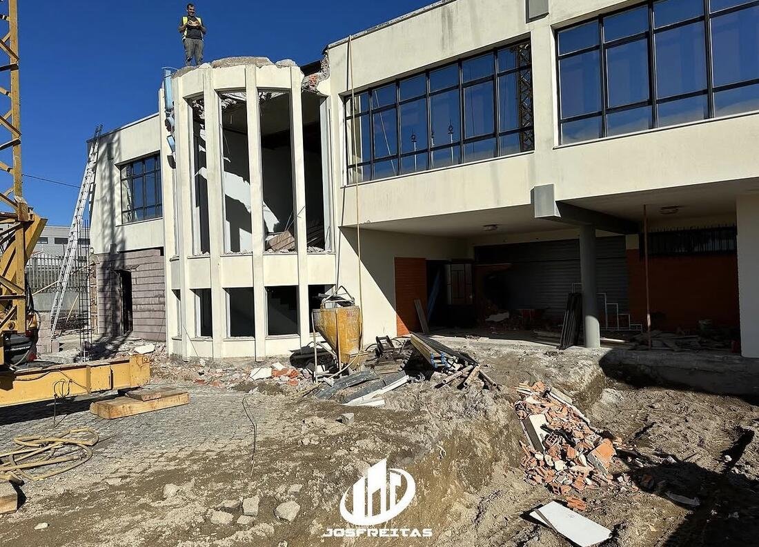 Edifício industrial em construção em Santa Marta, Penafiel, com grua-torre