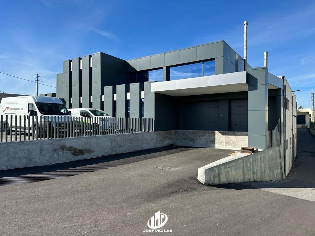 Edifício industrial concluído em Santa Marta, Penafiel, fachada em painel metálico