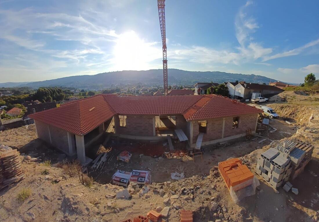 Estrutura de habitação unifamiliar em construção em Termas de São Vicente