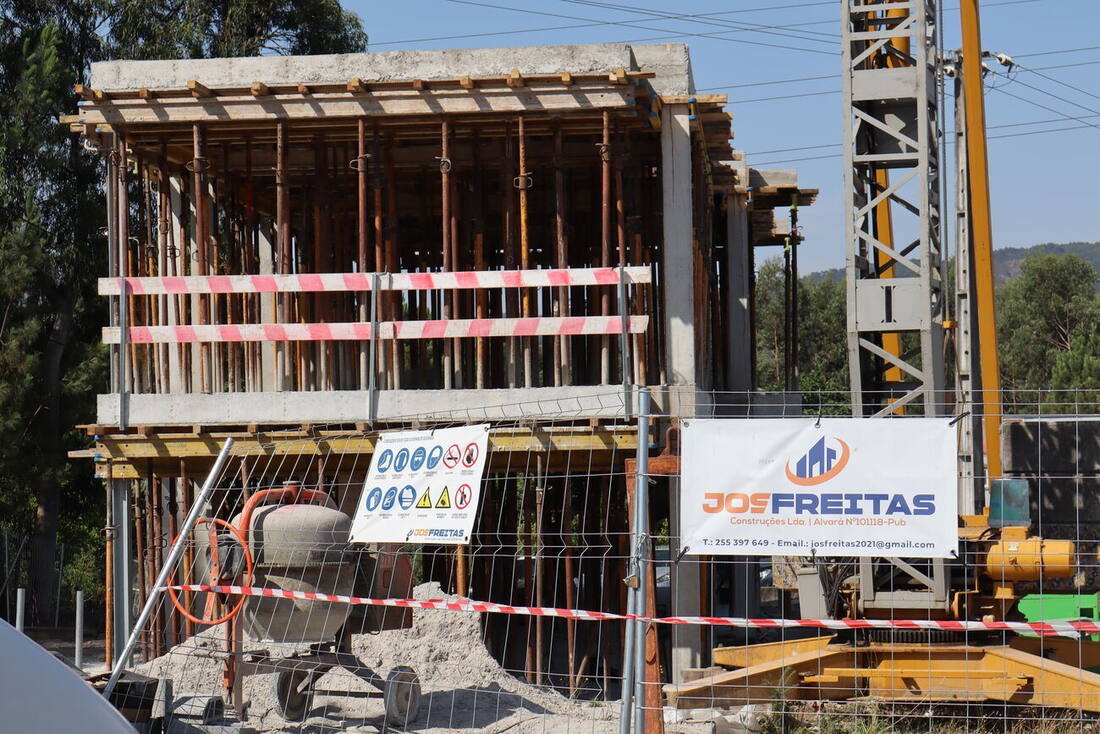 Obra em Termas de São Vicente com placa de identificação Josfreitas Construções