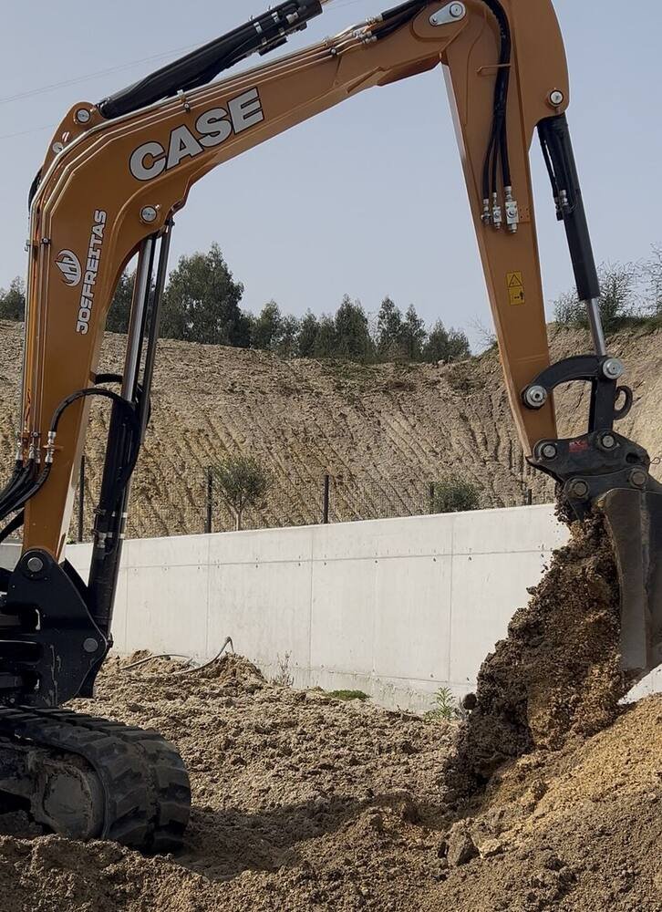 Escavadora a preparar terreno para fundações de obra Josfreitas
